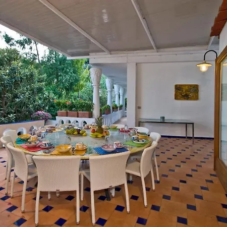 Sleeps 12 Pool Air Con Wifi